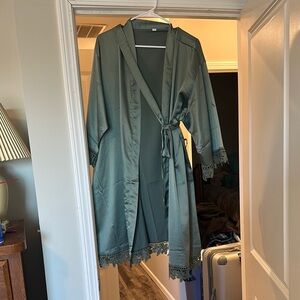 Elegant Green Lace Trim Robe